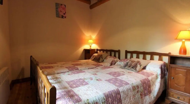 Maison de charme en pierre au bord d’un ruisseau, proche d’un bourg médiéval - Jardin et garage inclus - FR-1-582-151, Забронировать Отель Отели Алегр с парковкой, Парковка