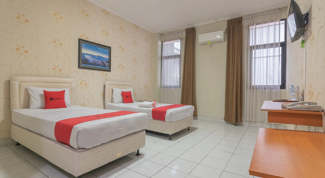Standard double chambre RedDoorz @ Surapati