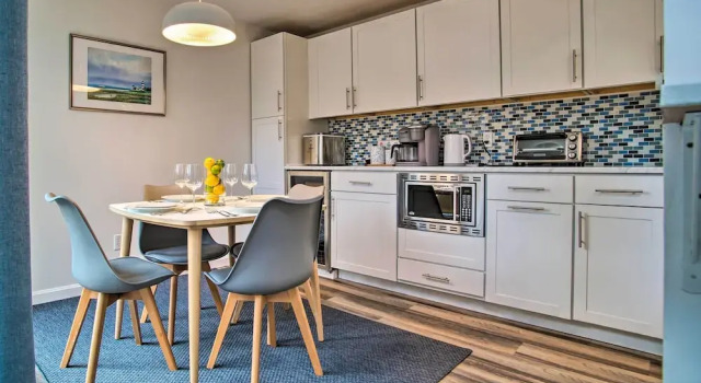 Апартаменты с 2 комнатами 5 Mi to Mashpee Commons: Coastal Mashpee Condo