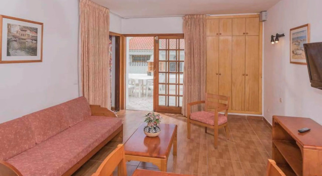 Welcoming Holiday Home in Adeje with Swimming Pool, Забронировать Отель Отели Адехе с парковкой, рядом с Пляж Ла-Пинта, Парковка