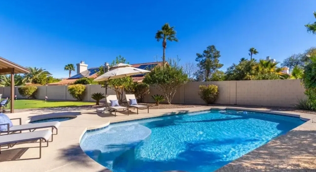Коттедж Modern Family Retreat - Pool Spa Firepit Putt Grn