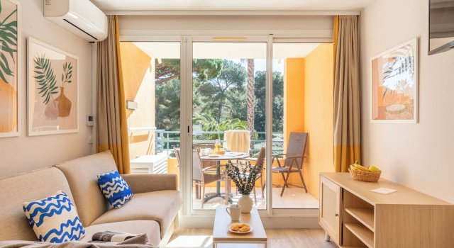 Студия с балконом и с видом на сад Résidence Pierre & Vacances le Hameau de la Pinède