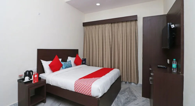 OYO 12143 Hotel SKD