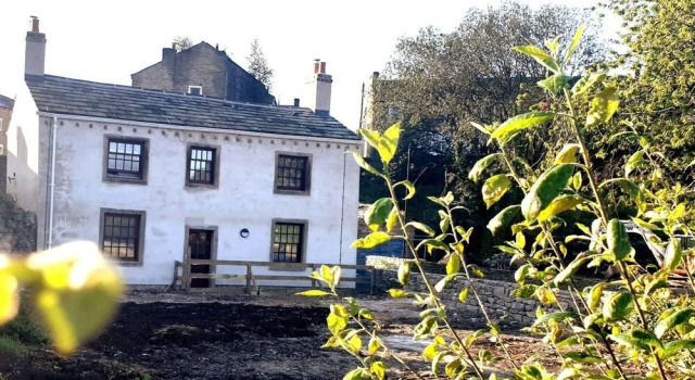 1700s Canalside Cottage Sleeps up to 12 Guests, Varaa Lomakoti Mökit kohteessa Merseyside, Mökki