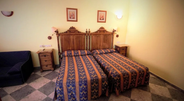 Hostal Puerta de Monfragüe, Book Hotel Hoteller i Jaraicejo med parkering, Parkering
