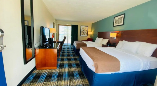 Четырёхместный номер Standard с частичным видом Days Inn & Suites by Wyndham St. Ignace Lakefront