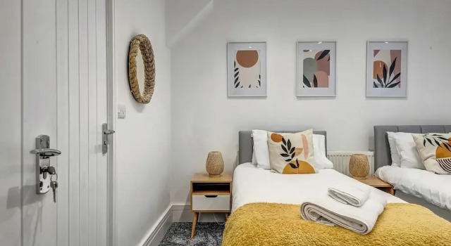 4 Bed House - Sleeps 9 - Garden - Parking - Wifi