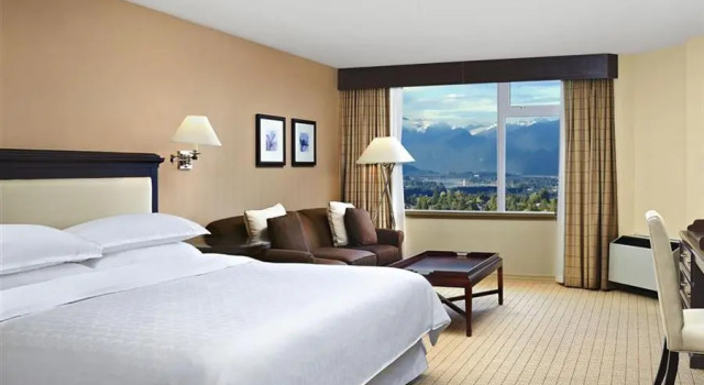 Двухместный номер Standard с красивым видом из окна Sheraton Vancouver Guildford Hotel