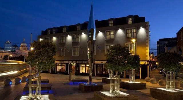 Кровать в общем номере Beresford Hotel