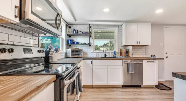 Коттедж Centrally Located Merritt Island Cottage w/ Deck!
