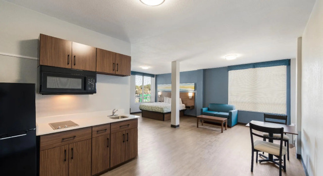 Люкс HomeTowne Studios by Red Roof Newport News - Hampton West