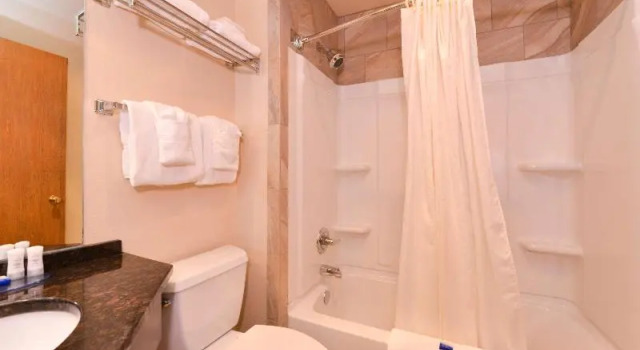 Четырёхместный семейный номер Standard с балконом Best Western Galena Inn & Suites