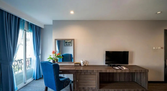 Номер Deluxe с красивым видом из окна Iris Hotel