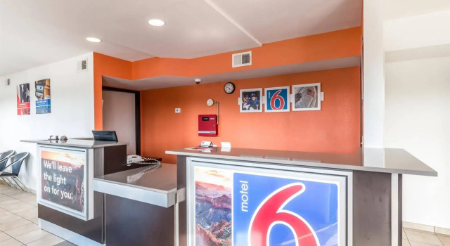 Motel 6 San Antonio, TX - South IH-10 East, Book Motel Hoteller i Bexar County med parkering, Parkering