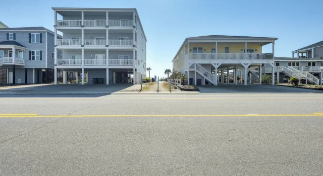 Coastal Oasis w/ Marsh Views in North Myrtle Beach, Забронировать Дом для отпуска Отели Норт-Миртл-Бич с парковкой, рядом с Заповедник Расселл-Берджесс-Костал, Парковка