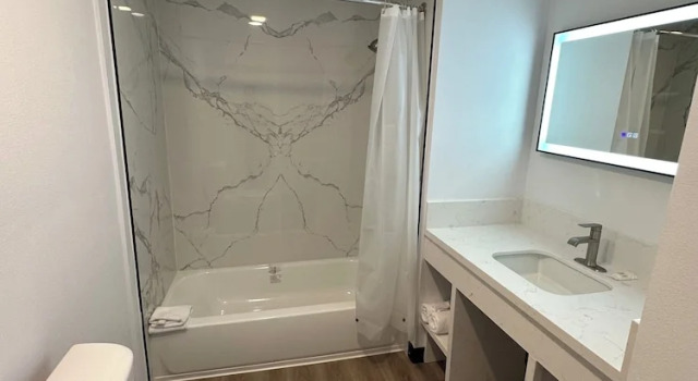 Трёхместный семейный номер Standard c 1 комнатой Hyland Inn Van Nuys