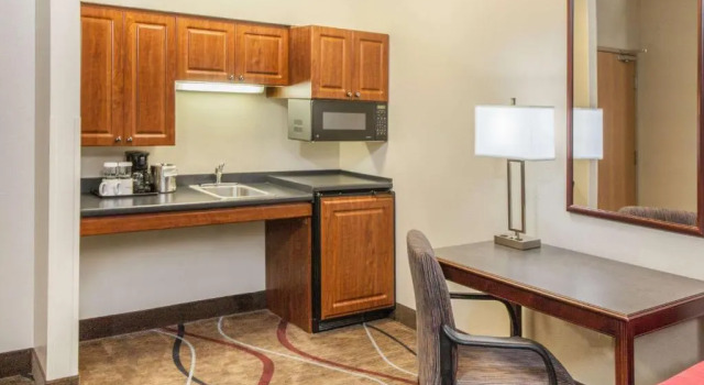 Четырёхместный номер Deluxe Hawthorn Extended Stay by Wyndham Bloomington