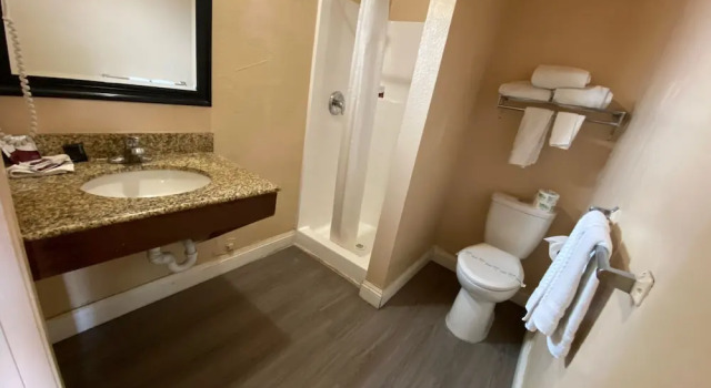 Четырёхместный номер Economy Pacific Inn