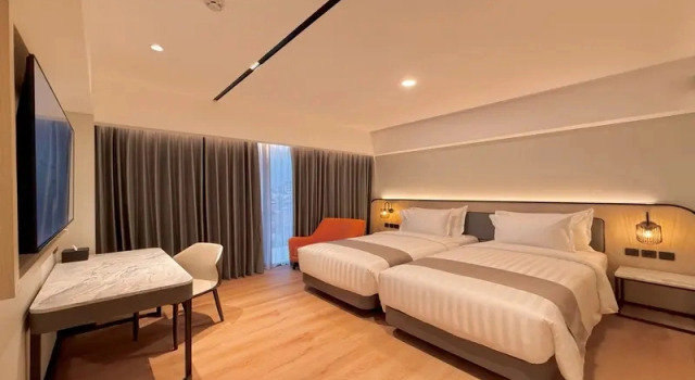 Executive Doppel Zimmer mit Balkon und mit Bergblick FortunaSuites Malioboro Yogyakarta