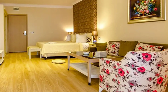 Номер Standard с балконом и с частичным видом на море Phoenicia Luxury Hotel