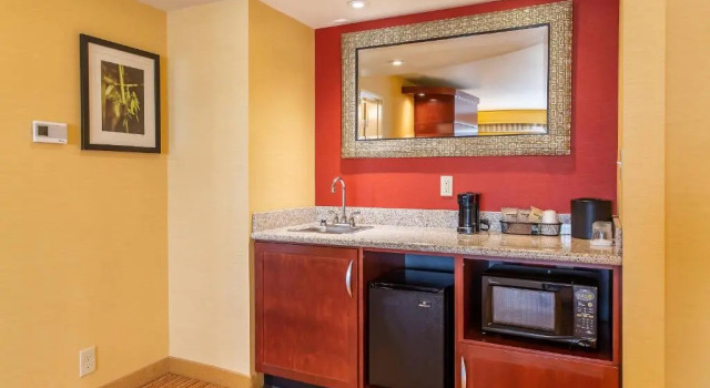 Двухместный люкс Courtyard by Marriott Lexington Keeneland/Airport
