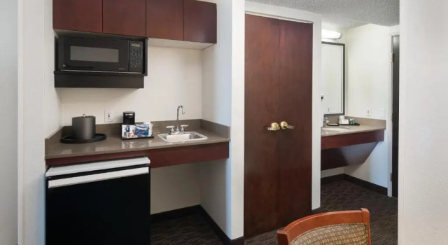 Четырёхместный люкс Spark by Hilton Denver International Airport