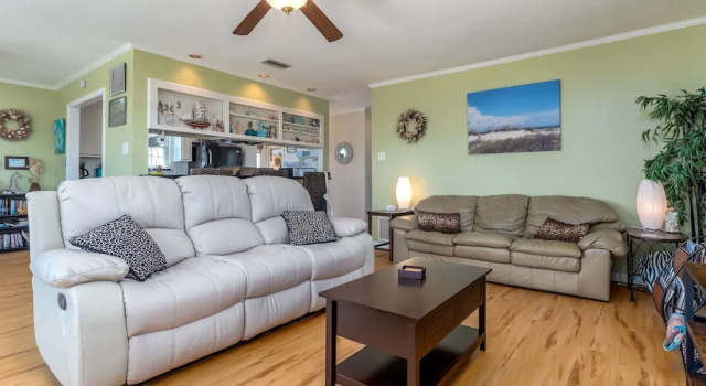 Seafari - Pet Friendly! Quiet Area Mere Feet To The Beach - Beach Side - No Busy Street To Cross! 2 Bedroom Home by RedAwning, Boek Hotel Dauphin Island Alabama