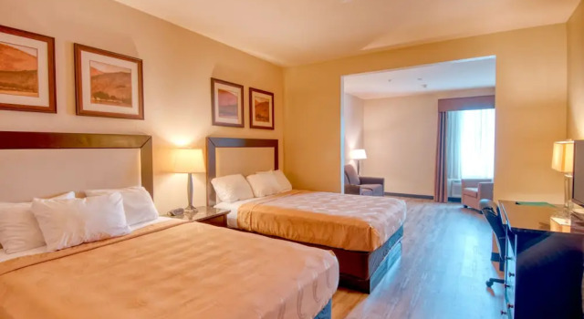 Четырёхместный номер Standard Express inn & suites