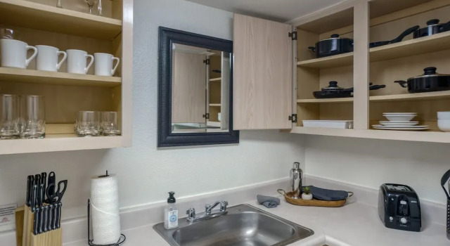 116 Fully Furnished 1BR Suite-Prime Location! by RedAwning, Забронировать Апартаменты/квартира Апартаменты Пруда в Темпе, рядом с Vista Del Camino Park, Апартаменты/квартира