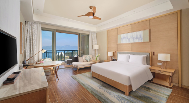 Двухместный номер Deluxe с балконом и с видом на озеро Hilton Yuxi Fuxian Lake