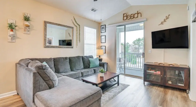 4 Mi to Ocean: Breezy Golf Condo in Myrtle Beach, Забронировать Отель Миртл-Бич Гранд-Странд, рядом с Outlet Park at Waccamaw Shopping Center