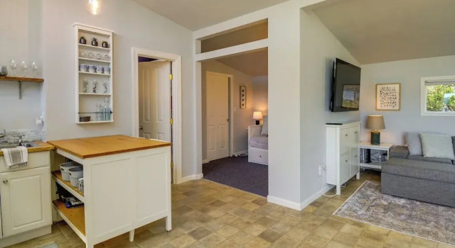 Waterfront Hood Canal Cottage: Steps to the Beach!, Rezerwuj Dom wakacyjny Belfair Waszyngton