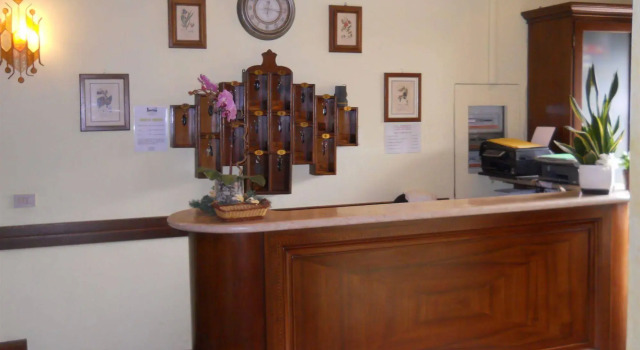Hotel Il Rustichello, Забронировать Отель Отели в центре Лонато-дель-Гарды с завтраком, отели в центре Лонато-дель-Гарды с завтраком