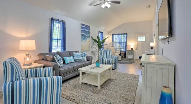 St Augustine Beach Cottage: Walk to Water!