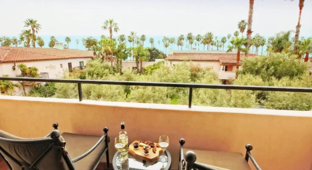 Номер Standard с балконом и с частичным видом на океан Hilton Santa Barbara Beachfront Resort