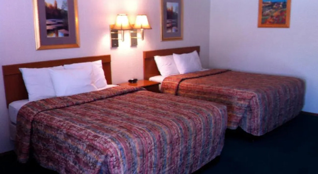 Standardowy czteroosobowy pokój Legacy Inn