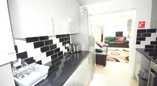 Апартаменты London Zone 2 Three Bedroom Apartment