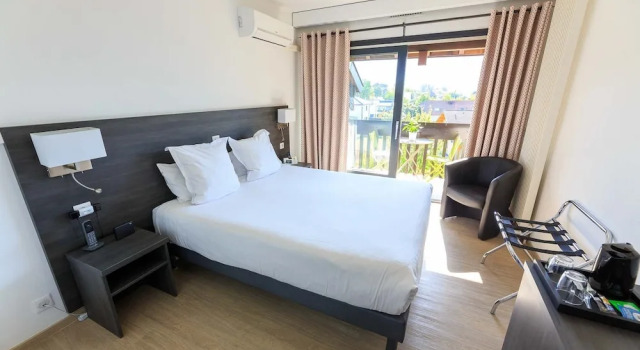Двухместный номер Superior с балконом и с видом на горы Logis hôtel Annecy nord / Argonay