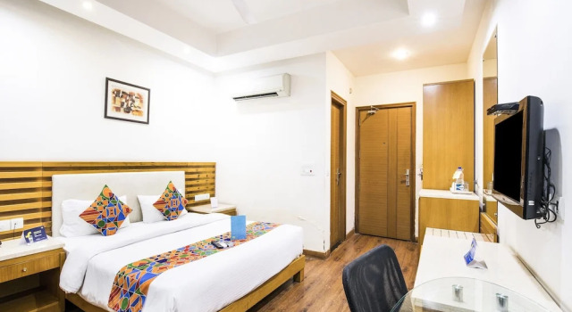 Номер Deluxe с балконом FabHotel GRD DLF Square