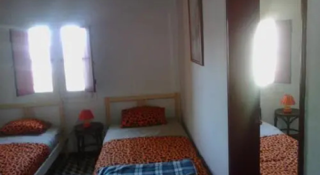 Good Mood Hostel, Забронировать Хостел Отели Эвора-Монте с парковкой, рядом с Church of Nossa Senhora da Graca, Парковка