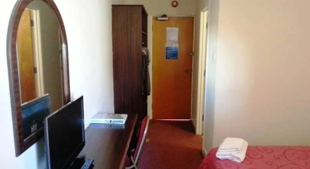 Three Saints Hotel, Book Hotel Pontyclun Glamorgan