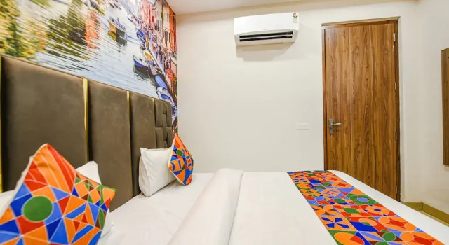 Номер Deluxe FabHotel Globe Inn