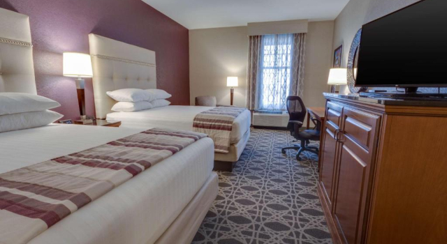Четырёхместный номер Superior Drury Inn & Suites Las Cruces