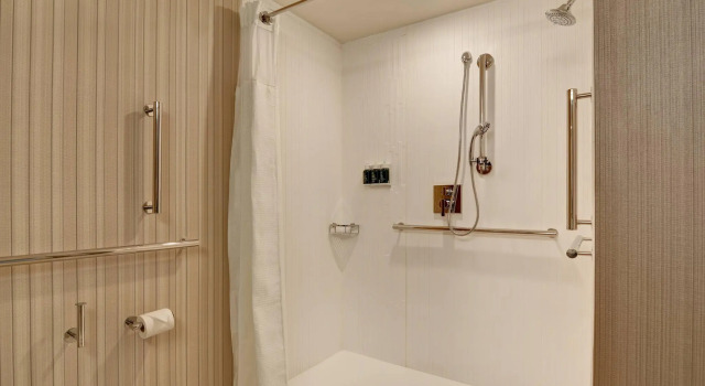 Четырёхместный номер Standard Courtyard by Marriott Bentonville Rogers Promenade