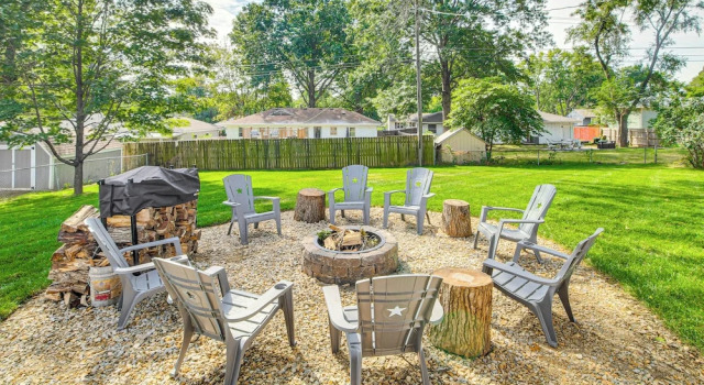 Stylish & Modern Lenexa Haven w/ Fire Pit & Deck!, Réserver Maison de vacances Lenexa Kansas