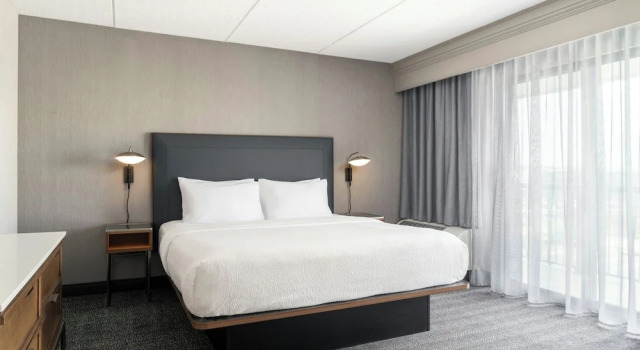 Двухместный люкс с балконом Courtyard by Marriott Cleveland Beachwood