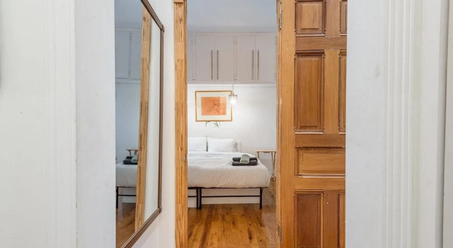 BIG and Beautiful 3bedr in the Heart of Downtown, Rezervasyon Otel Montreal Quebec