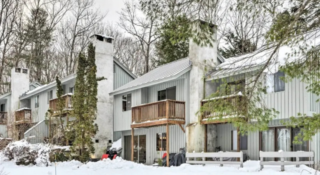 Hartford Escape w/ Fire Pit ~ 3 Mi to Ski & Golf!, Foglalás Apartman Quechee Vermont