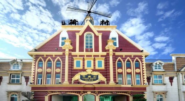 Кровать в общем номере Holland Village Motel