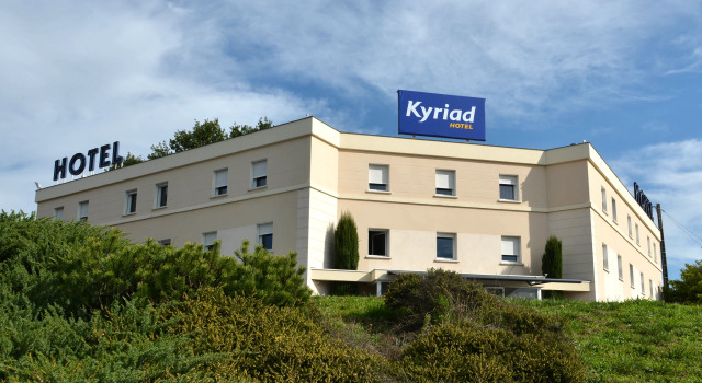 Кровать в общем номере Hôtel Kyriad Brive Ouest